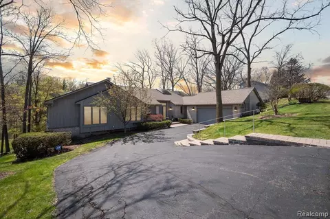 2275 Cameo Lake Ct, Bloomfield Hills, MI 48302