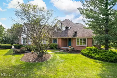 9087 Salem Farms Dr, South Lyon, MI 48178