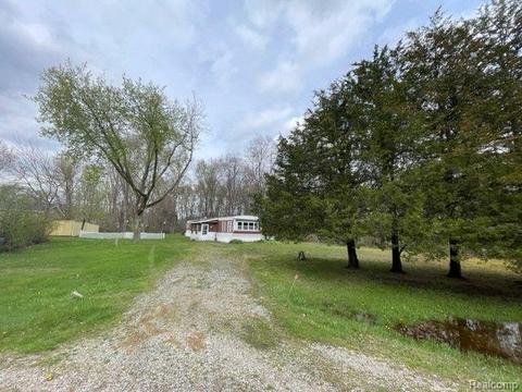 727 Red Oaks Dr, Howell, MI 48843