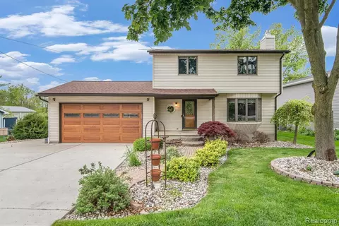 2037 N Long Lake Rd, Fenton, MI 48430