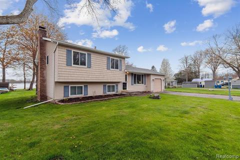 14110 Eastview Dr, Fenton, MI 48430