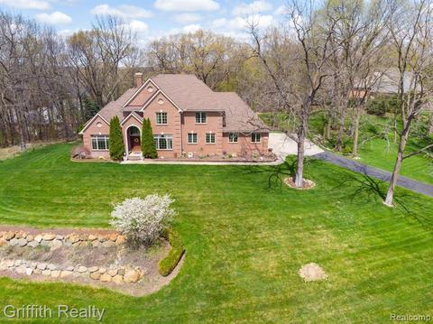 3238 Beach Lake Dr E, Milford, MI 48380