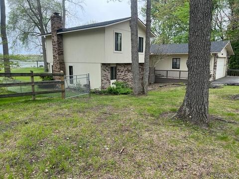 2481 Candlewick Dr, Lake Orion, MI 48359