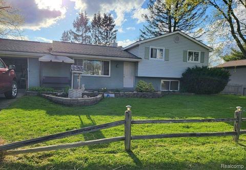 165 Serra Dr, White Lake, MI 48386
