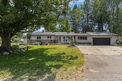 7605 Bridge Rd, Waterford, MI 48329