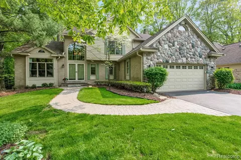 6143 Mission Dr, West Bloomfield, MI 48324