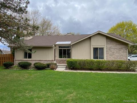 1864 Hunters Ln, Lake Orion, MI 48360
