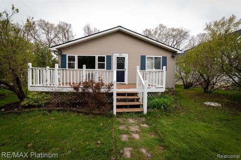 11325 Norway Dr, Hartland, MI 48353