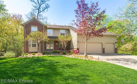2251 Deer Run Trl, Waterford, MI 48329