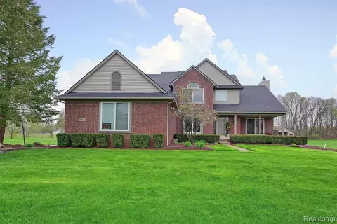 60624 Mary Ln, South Lyon, MI 48178