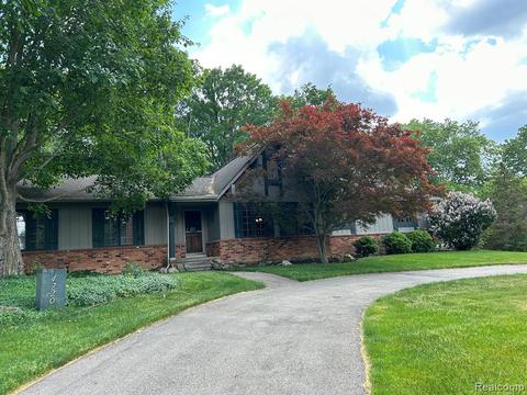 4720 Ledgewood Dr, Commerce Twp, MI 48382