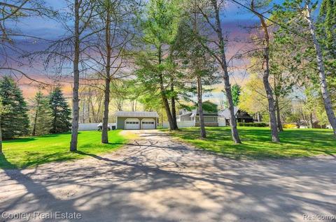 469 Orlando Dr, Gregory, MI 48137