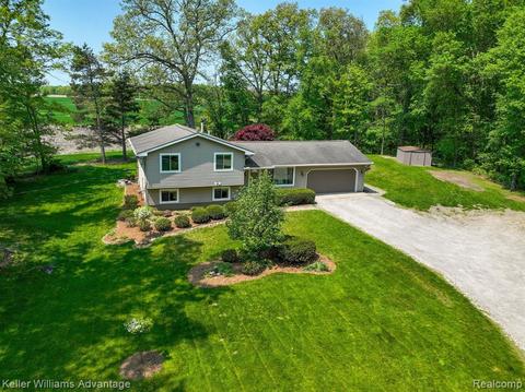 2777 Acorn Ln, Howell, MI 48843