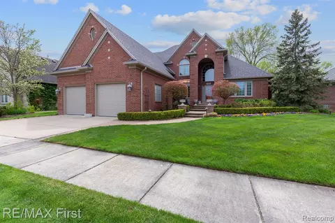 19911 Blackfoot Dr, Clinton Township, MI 48038