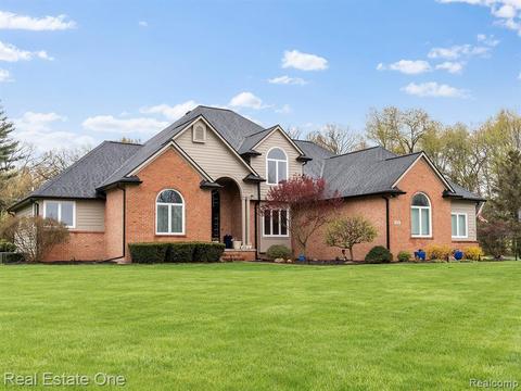 4750 Edinburgh Dr, Howell, MI 48843
