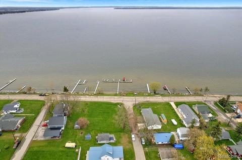 99 Heightsview Drive # 98, Houghton Lake, MI 48629