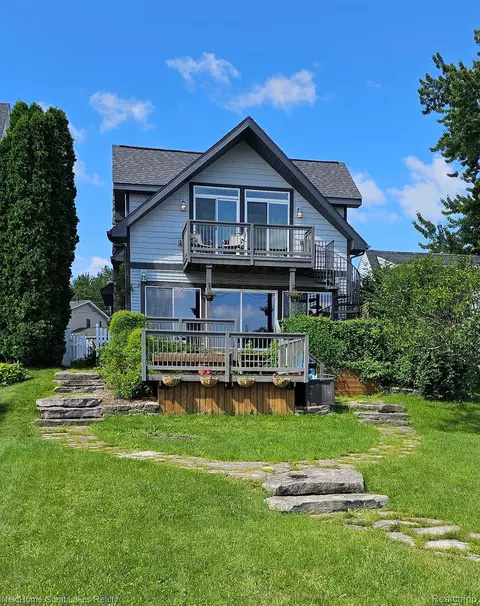 12231 Margaret Dr, Fenton, MI 48430