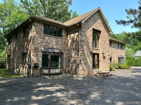 876 Taj Dr, Rochester Hills, MI 48307