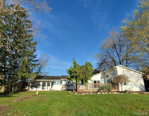 2861 Island Point Dr, Metamora, MI 48455
