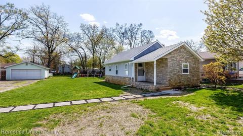 633 Lucille Dr, Wolverine Lake, MI 48390