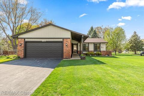 3831 Lido Dr, Highland, MI 48356