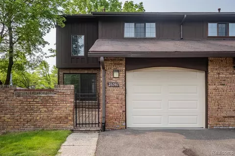 26746 Summerdale Dr, Southfield, MI 48033