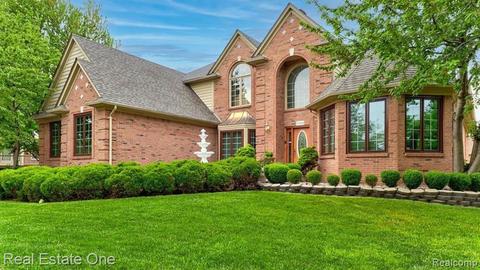 7239 Sparling Dr, Shelby Township, MI 48316