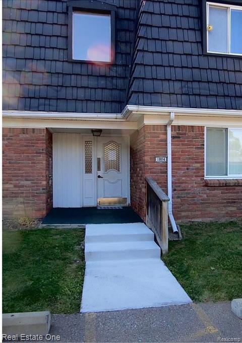 1804 Colonial Village Way #4, Waterford, MI 48328