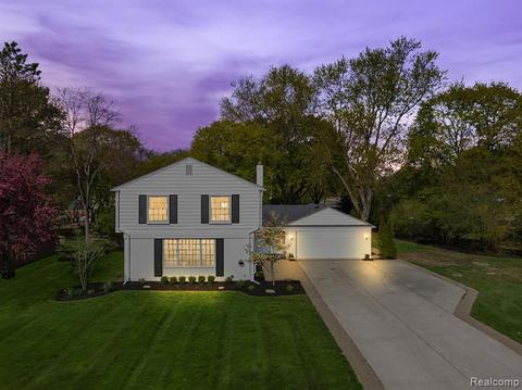 20095 Carriage Ln, Beverly Hills, MI 48025