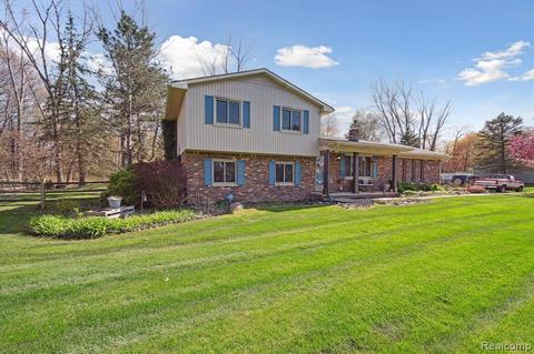 10606 Lee Ann Dr, Brighton, MI 48114