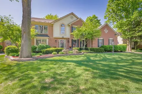 39779 N Woodside Dr, Northville, MI 48168