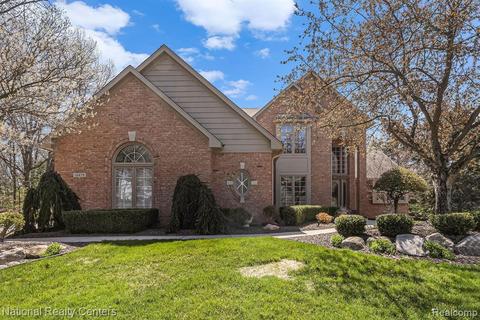 10479 Overhill Dr, Brighton, MI 48114