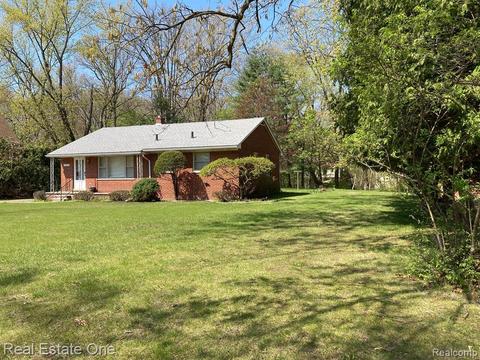 8289 Ravine Dr, Westland, MI 48185
