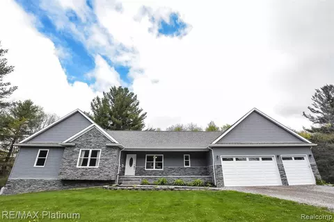 11100 Cedar River Estates Dr, Fowlerville, MI 48836