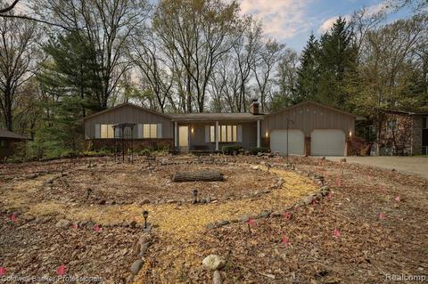 13247 Pine Valley Dr, Clio, MI 48420