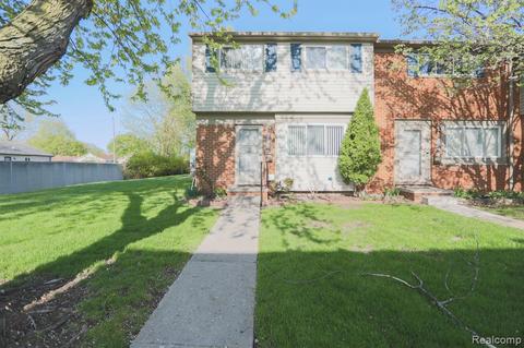 25590 New England Ct, Roseville, MI 48066