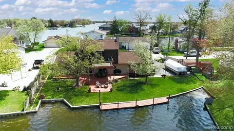 2225 Wiggen Ln, White Lake, MI 48386