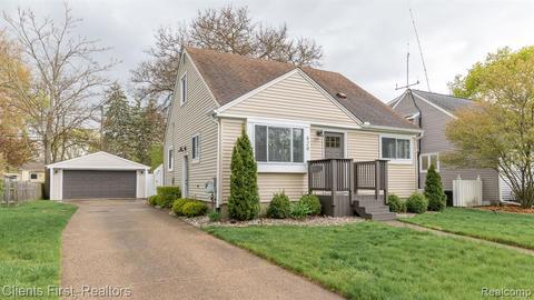 429 Tecumseh St, Clawson, MI 48017