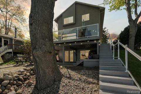 1297 Maxfield Rd, Hartland, MI 48353