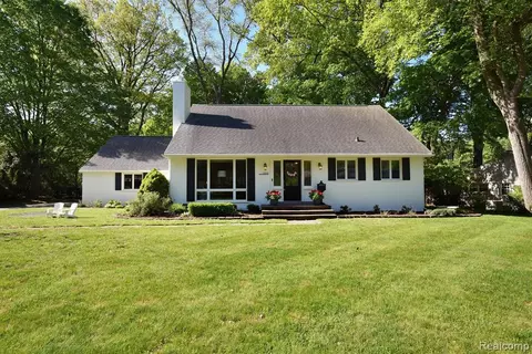 19101 Hillcrest St, Beverly Hills, MI 48025