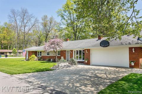 5190 Somerton Dr, Troy, MI 48085