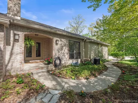 1138 Hillpointe Cir, Bloomfield Hills, MI 48304
