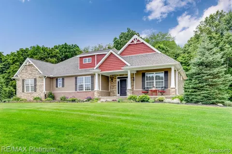 305 Abby Brook Ln, Howell, MI 48843
