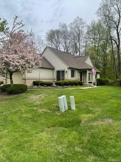 2744 Maple Forest Dr, Wixom, MI 48393