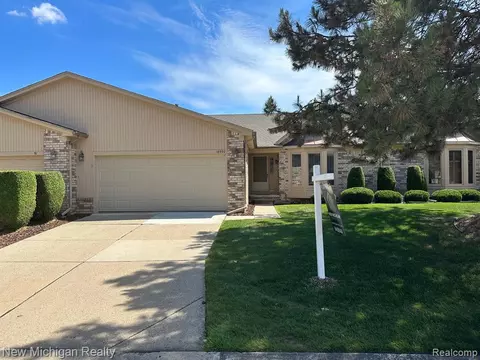 18992 Lauren Dr, Clinton Township, MI 48038