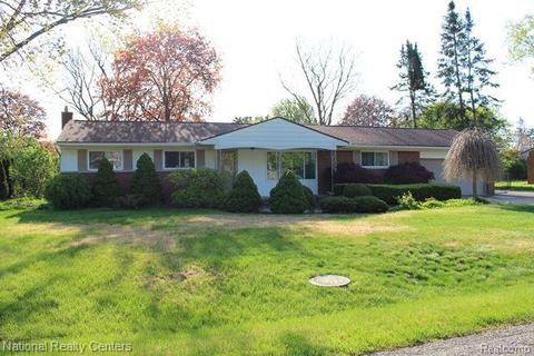 1836 Hollingsworth Dr, Commerce Twp, MI 48390