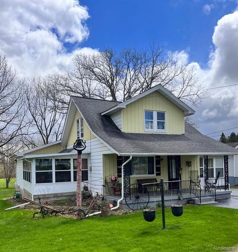 1129 Gilbert St, Flint, MI 48532 photo 1