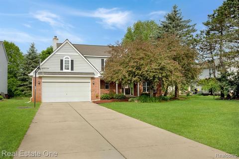 945 Drakeshire Dr, Commerce Twp, MI 48390