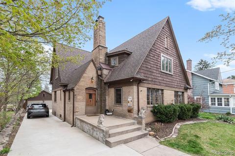 829 S Leroy St, Fenton, MI 48430