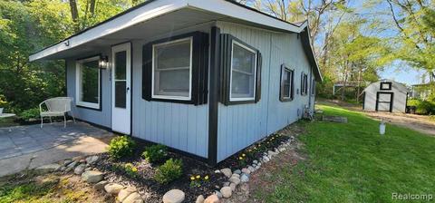 11228 Silver Dr, Whitmore Lake, MI 48189